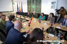 Minister R. Kaliňák a španielska ministerka obrany navštívili v Centre výcviku Lešť vojakov Mnohonárodnej bojovej skupiny