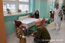 Mikulášska návšteva vojakov na detskej klinike ÚVN SNP Ružomberok