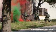 Náčelník Generálneho štábu OS SR generál Ľubomír Bulík počas taktického cvičenia 3. mechanizovanej roty (3.mr) WHITE ARROW v zastavanom priestore vo VP VO Lešť