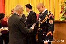 Diamantová plaketa v rukách príslušníka ČS PSR