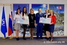 Charitatívny bazár NATO 2014 – slávnostné odovzdanie symbolických šekov