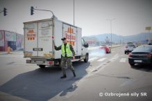 Vojenskí policajti pomáhali pri nehode troch áut vo Zvolene