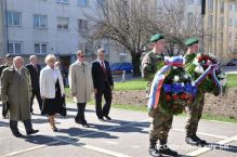 Pietny akt kladenia vencov pri pr�le�itosti 65. v�ro�ia oslobodenia mesta Pie��any