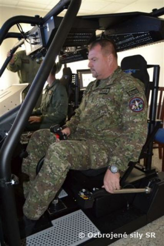Veliteľ vrtuľníkového krídla uviedol do prevádzky postupový simulátor CAPT-E